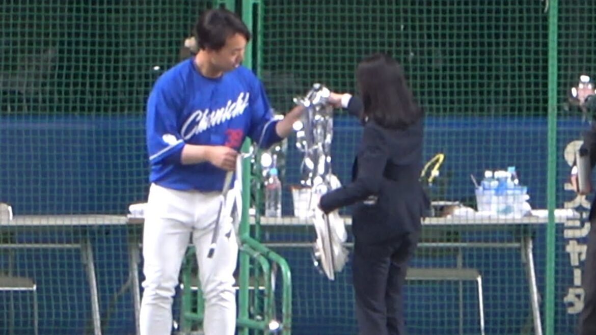 閉会式で打ち上がった銀テープを取れなかったファンに配りまくる宇佐見！ (2023/11/25)