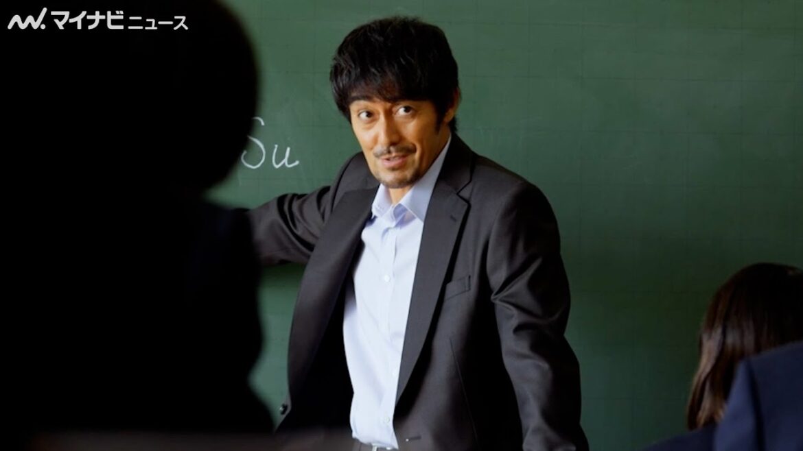 阿部寛、教壇に立つ姿が”あのドラマ”のよう！“九州でおなじみのリズム”を生徒に教える！　QTnet新CM＆メイキング映像公開