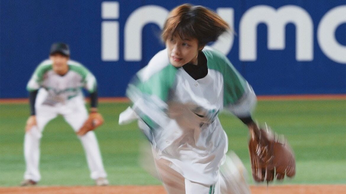 石原さとみ、“エグい落差”のフォークボール投げる　ユニホーム姿で豪快な投球披露　ドコモ「irumo」新CM「irumo 勝負の一球」編