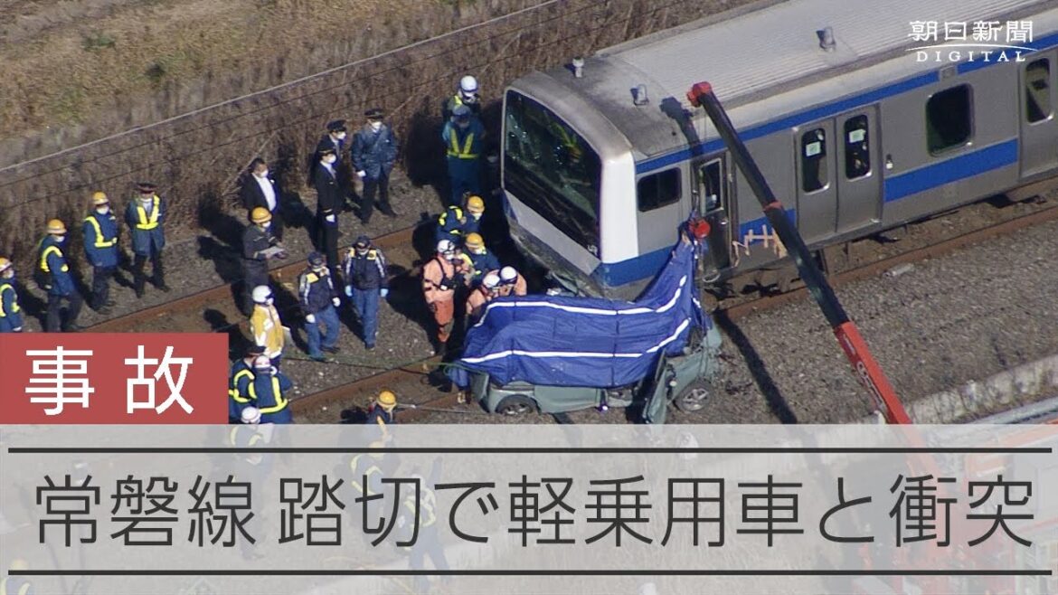 JR常磐線踏切で列車と軽乗用車が衝突