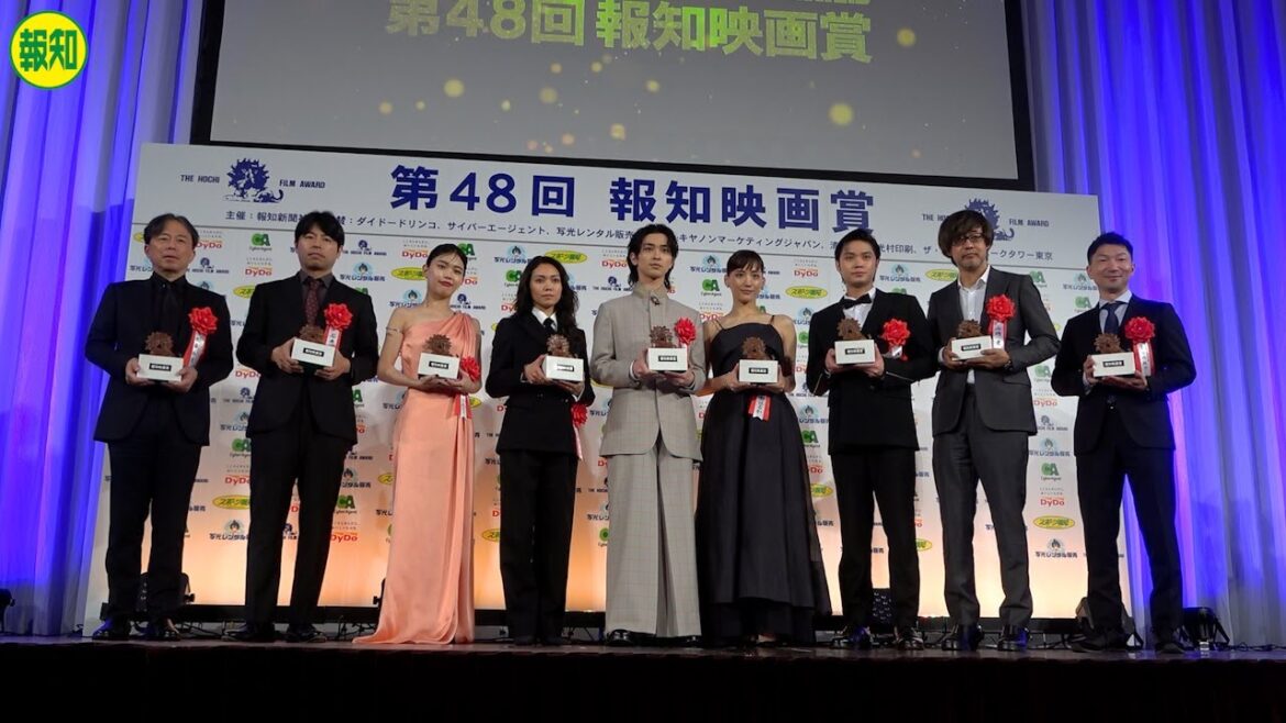 【報知映画賞】主演女優賞は綾瀬はるか！　あでやかドレスで喜び　主演男優賞の横浜流星も決意新たに