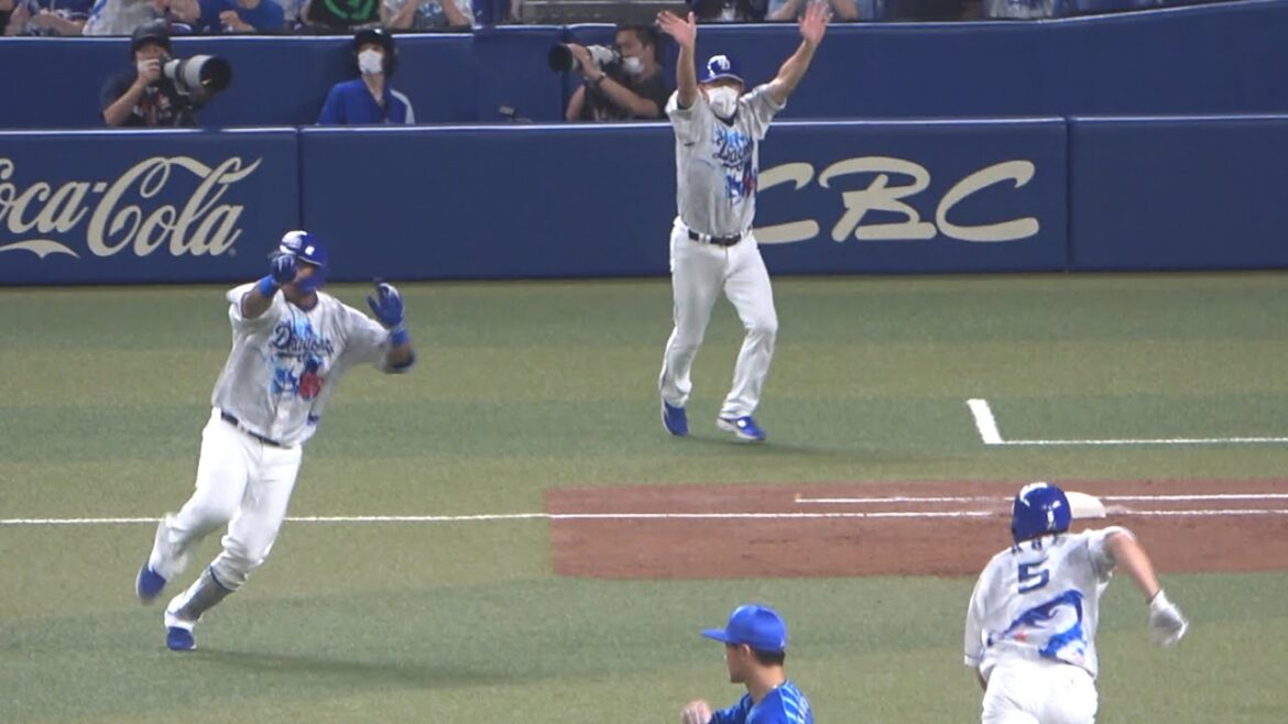 大飛球をアウトだと勘違いして帰塁する阿部を全力で制止するビシエド&荒木コーチ (2022/08/07)