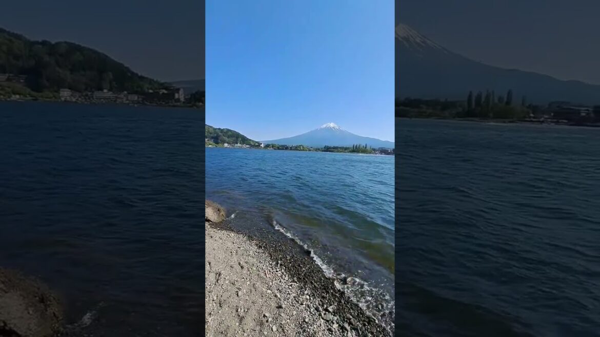 富士山見つめて湖畔の浜辺で漂う ひと恋初めし香りでしょうか #富士山 #湖 #浜辺 #波 #昭和のポップス歌謡 #昭和のアイドル歌謡 #西村まゆ子 #ホリプロスカウトキャラバン優勝 #三木たかし