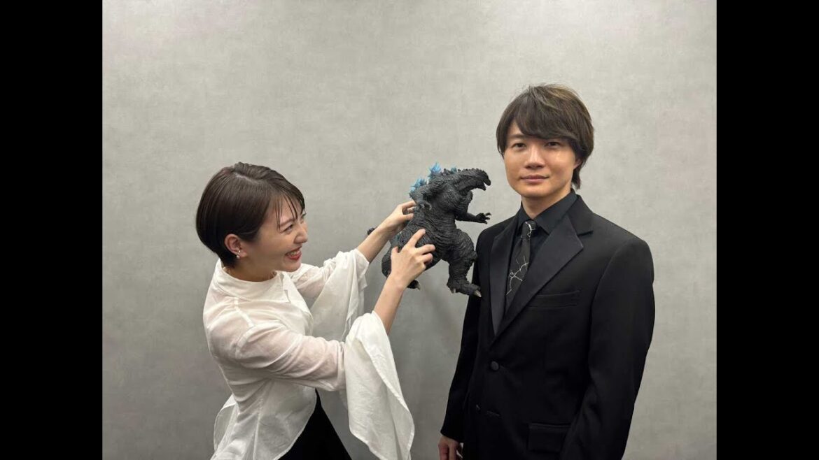 新着- 神木隆之介、浜辺美波からのゴジラ攻撃にタジタジ？ほっこりコンビのキュートな戯れが癒し