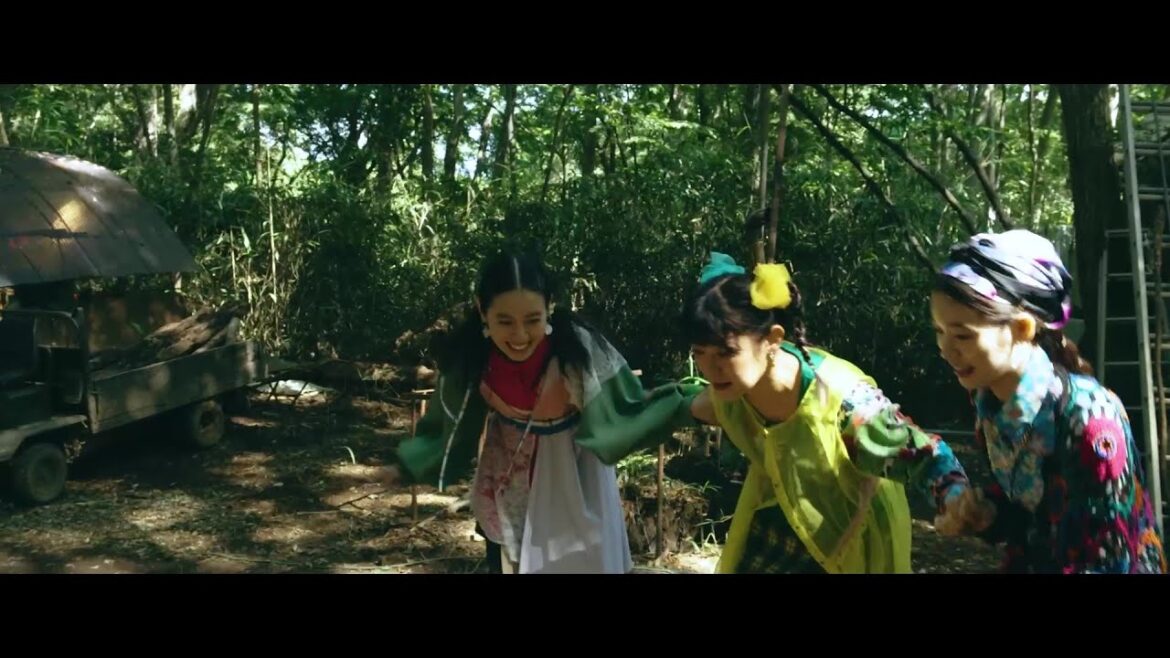 田辺桃子・小出薫・森田想出演、宇賀那健一監督による反戦をテーマに描いたファンタジー映画『愚鈍の微笑み』予告編【2023年10月20日公開】