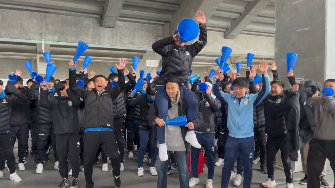 試合前　決起集会　応援　　盛り上がる両チーム　明秀日立　近江　【高校サッカー選手権大会3回戦　明秀日立vs近江　2024.1.2】