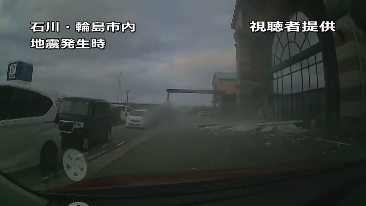 【地震の瞬間】激しく揺れる車…看板崩れ落ち…逃げる人々　ショッピングセンターの地震発生時の様子　能登半島地震