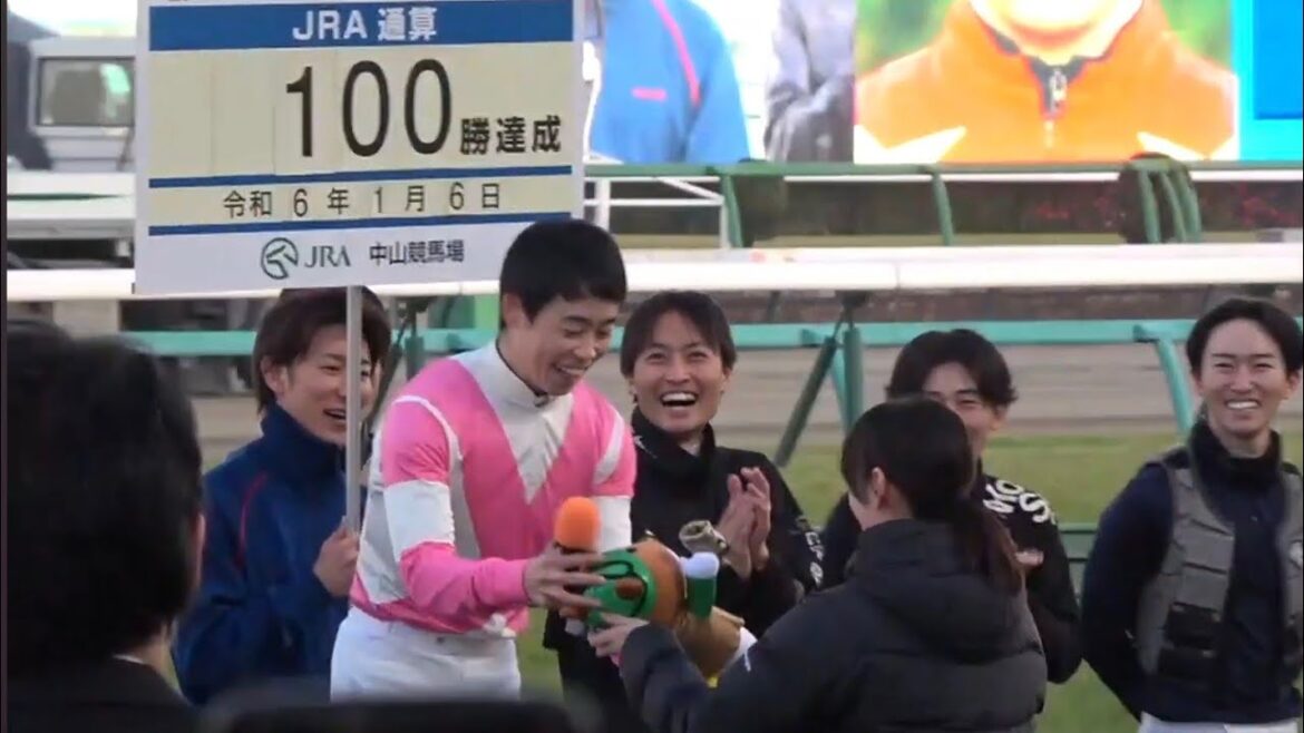 【藤田菜七子騎手から記念品を贈呈されるJRA通算100勝を達成した野中悠太郎騎手】4歳以上2勝クラス　クインズミモザ号　2024年1月6日（土）中山競馬場