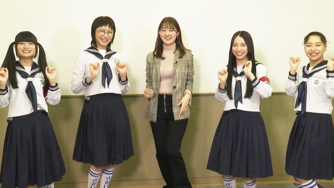 森山みなみアナが"首振りダンス"を共演