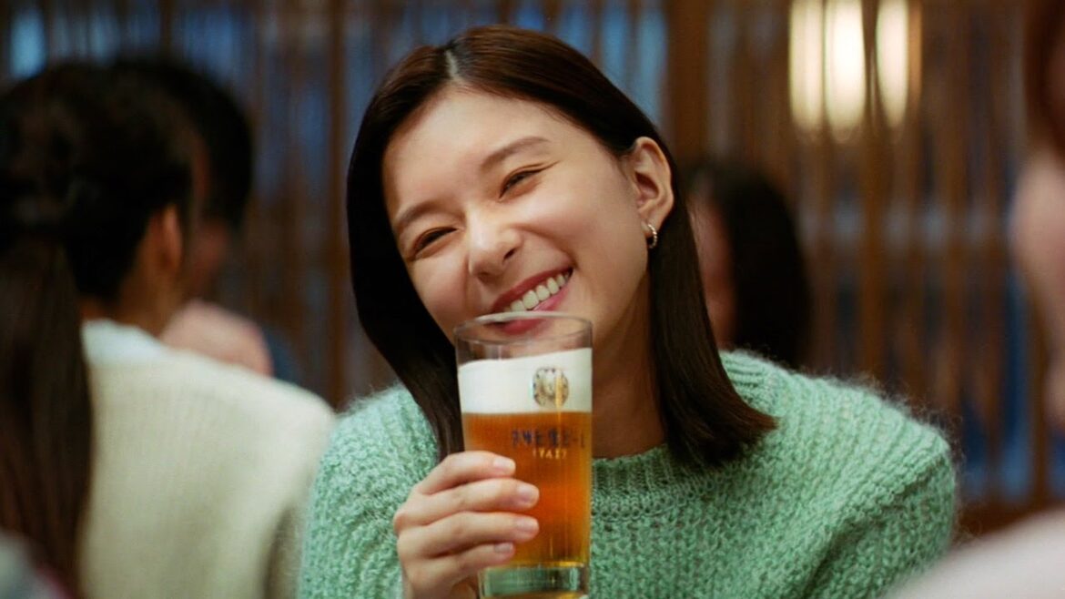 芳根京子、友達との“ほっ”とするひと時描く　アサヒ生ビール新CM「みんなで、おつかれ生です。（新年）」編