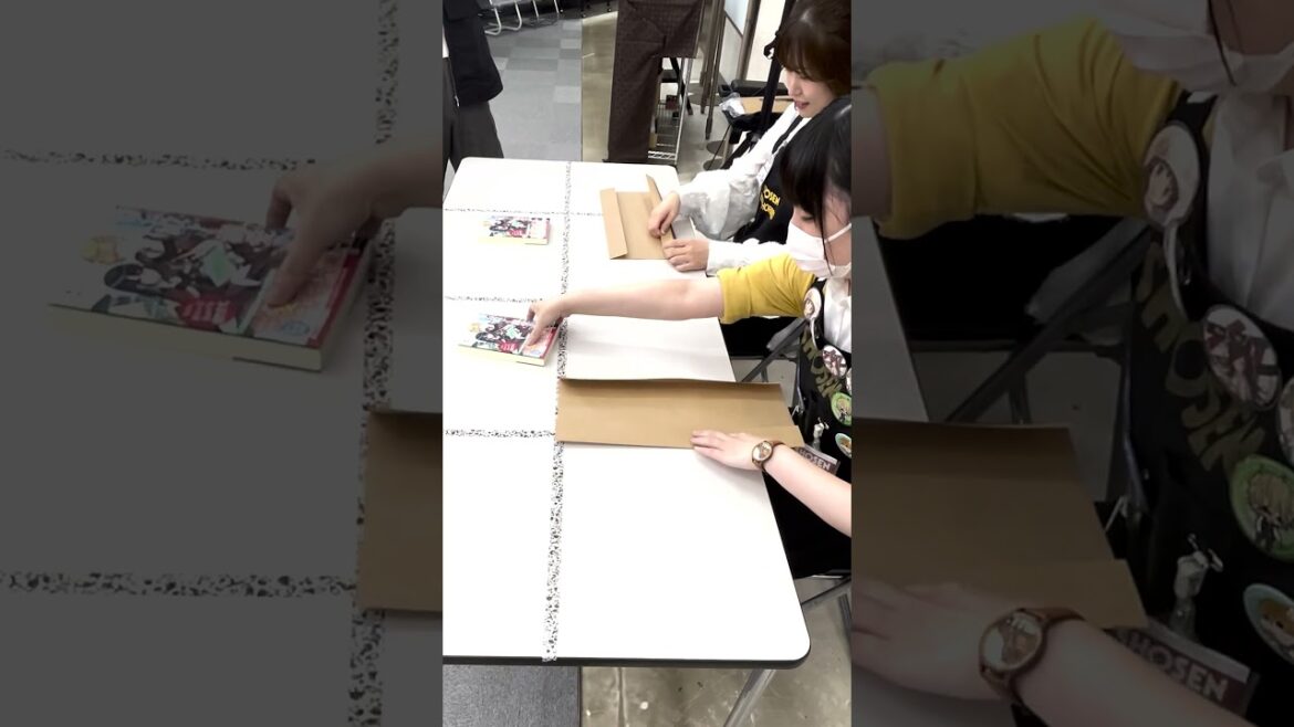 【対決】ブックカバーを先にかけるのはどっちだ！#shorts