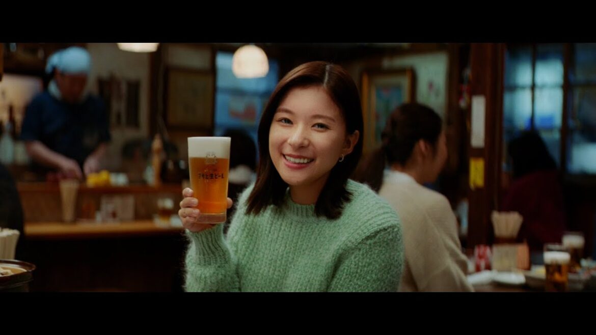 アサヒ生ビール CM みんなで、おつかれ生です（新年）篇　30秒 芳根京子
