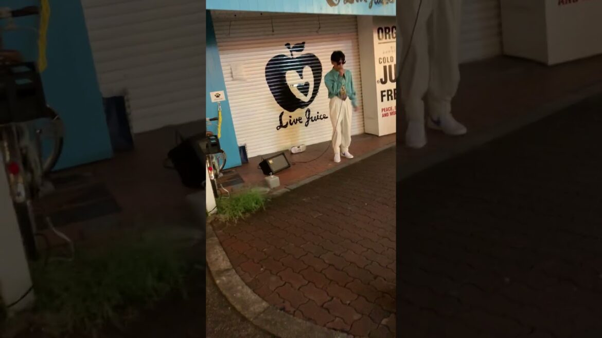 サカナクションの山口一郎さんいきなり下北の路上で忘れられないの歌い始めた