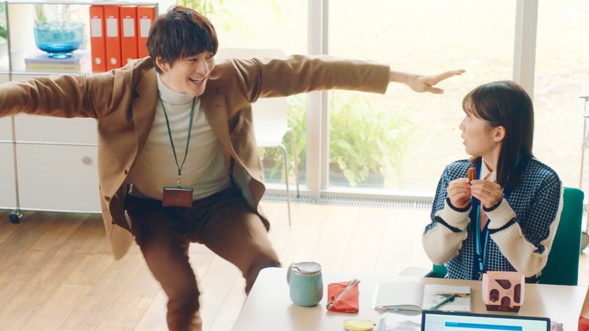岡田将生、“なめらかすぎるダンス”で伊藤沙莉に迫る!?　マクドナルド新CM ひとくちチュロス 「なめらかになった」編