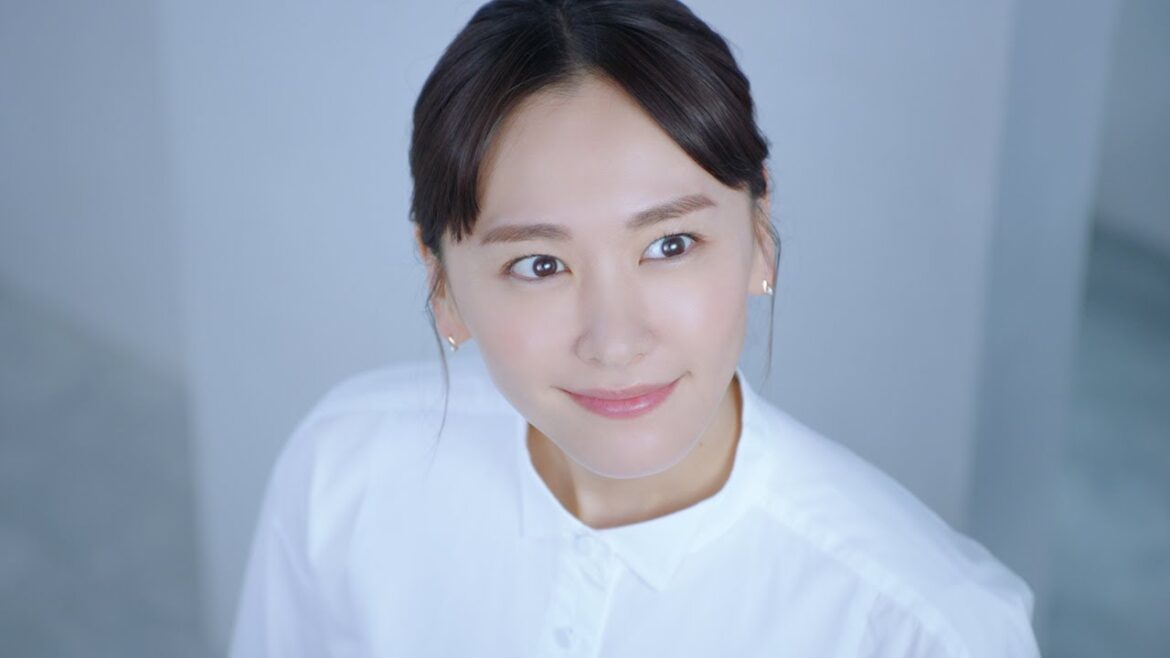 新垣結衣、白シャツ＆エプロン姿でショコラティエ好演！　「明治 ザ・チョコレート」新CM「What is luxury to you？」編