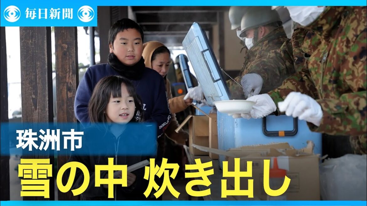 能登半島地震発生から1週間　雪が降る珠洲市で炊き出しに並ぶ親子