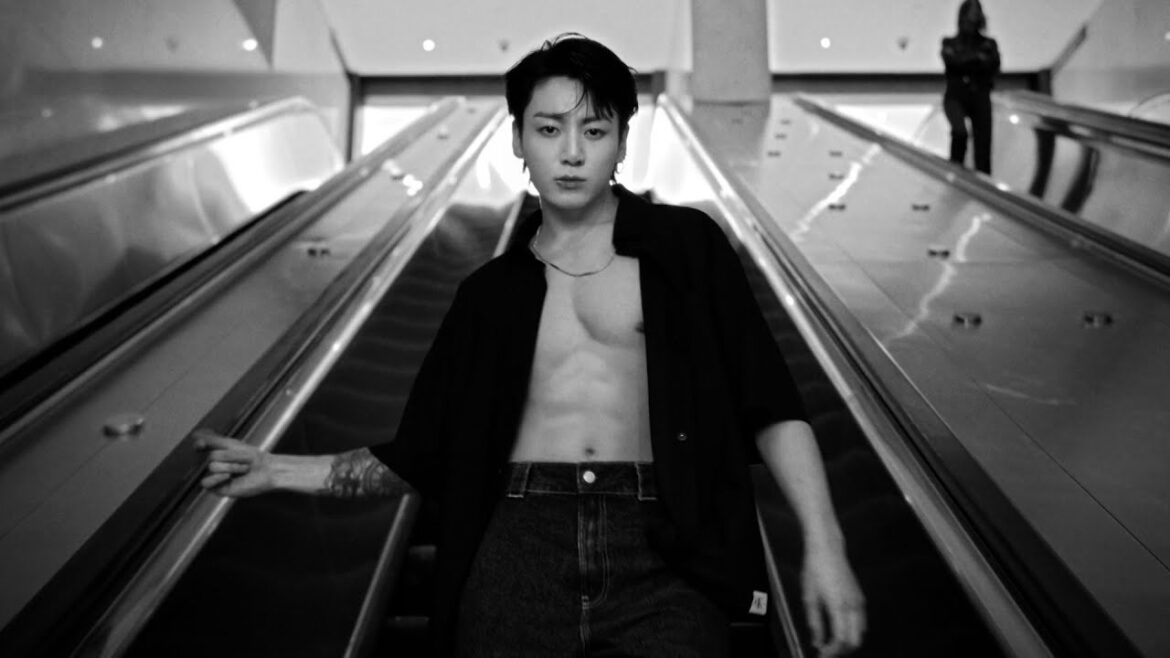 BTS・ジョングク、『Calvin Klein』最新ビジュアルで美腹筋披露　ニューヨーク・グランドセントラル駅を舞台に自信あふれる姿を表現