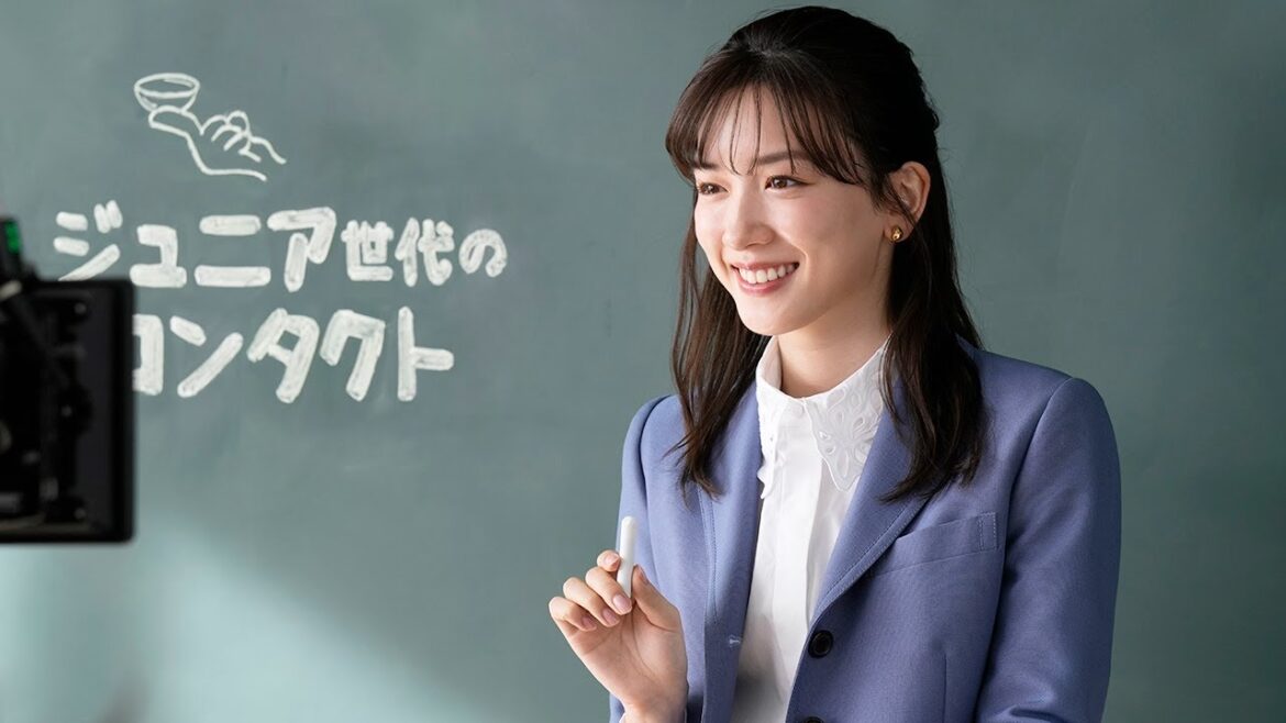 永野芽郁、渾身の「安心してください！」披露!?　とにかく明るい安村と初共演　小学校の先生に　アイシティ新CM＆メーキング