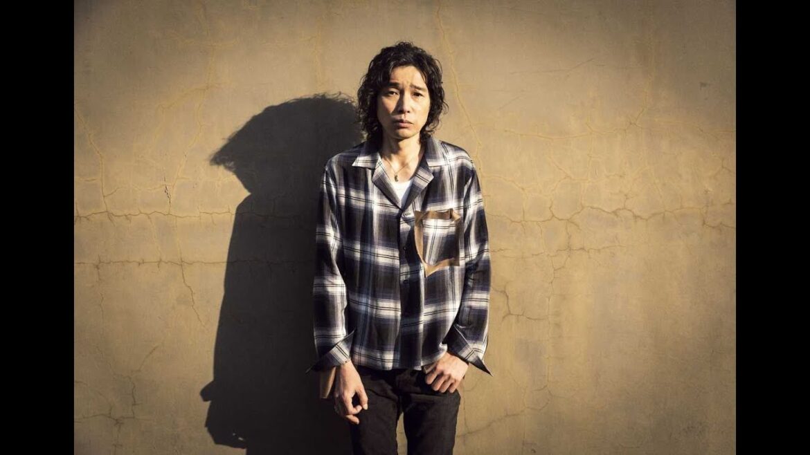 新着- 斉藤和義、約18年ぶりに開催した弾き語りツアーの日本武道館公演をパッケージ