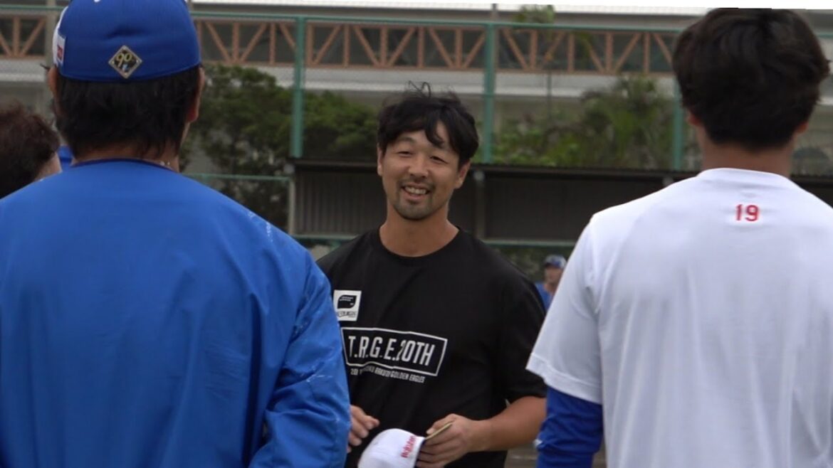 ドラゴンズ投手陣に拍手で迎えられて照れる阿部ちゃん！トレード相手の涌井とも挨拶！ (2024/02/24)