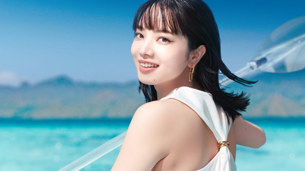 小松菜奈、美肌披露！　imase新曲「Shine Out」がタイアップ曲＆本人のカメオ出演も　「ANESSA Global Campaign」ウェブ動画＆TVCM