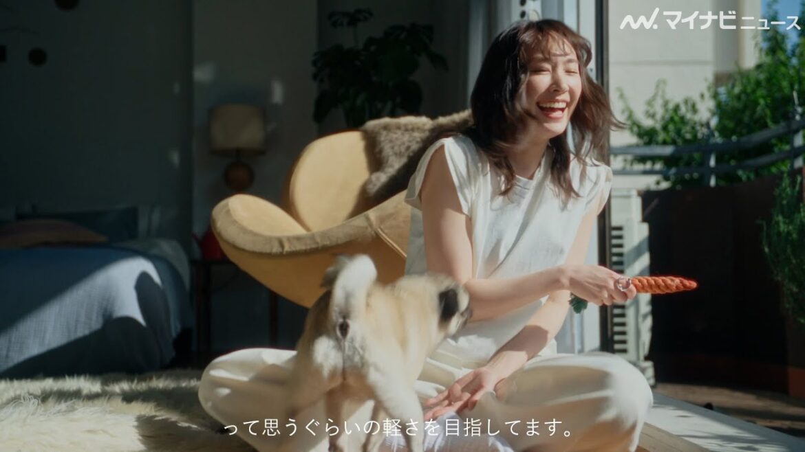 新垣結衣、犬に飛びかかられ思わず笑顔 自然体な表情がまばゆい『エスプリーク』新CM＆インタビュー動画公開