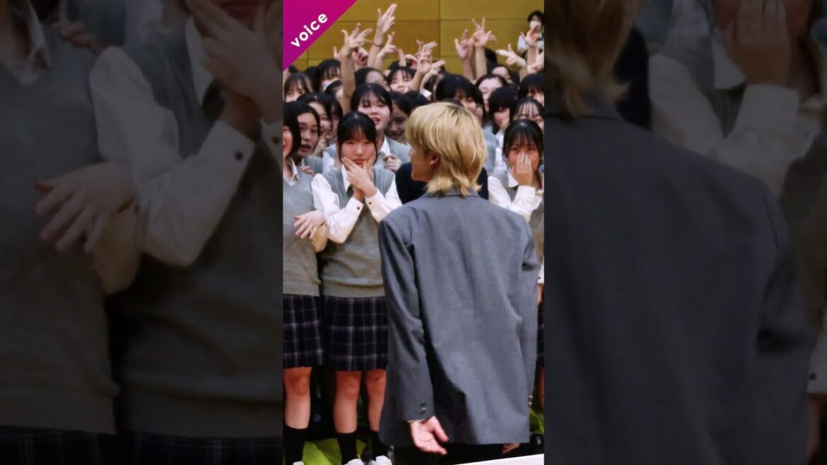 高橋文哉、手を掲げだけでもかっこいい！女子校生「キャーーー！」：映画『交換ウソ日記』サプライズ特別授業