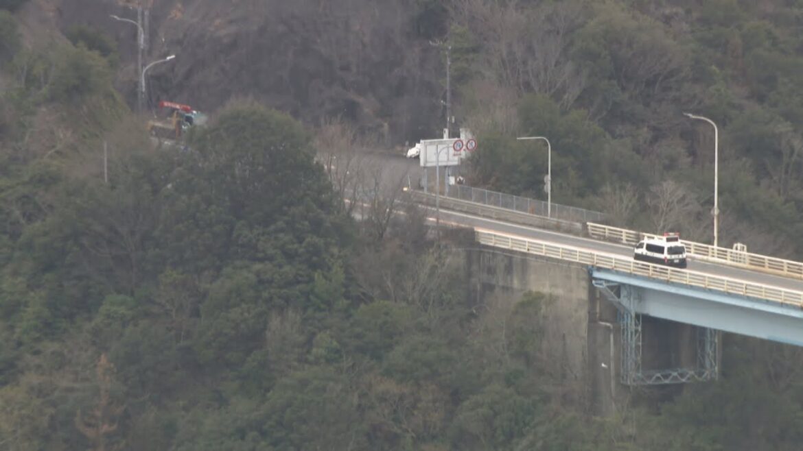 県道・岡山ブルーラインで大型トラックと軽自動車が正面衝突　軽自動車の2人死亡、1人けが