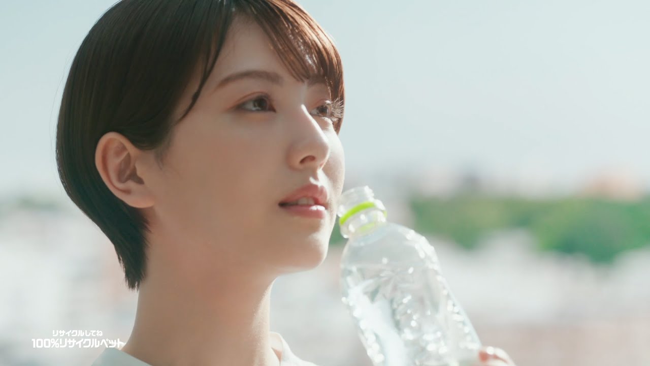 浜辺美波、透明感あふれる表情で豪快な飲みっぷりを披露！セントチヒロ・チッチはオリジナルソングを歌唱＆ダンス 『い・ろ・は・す』新CM「い・ろ ...