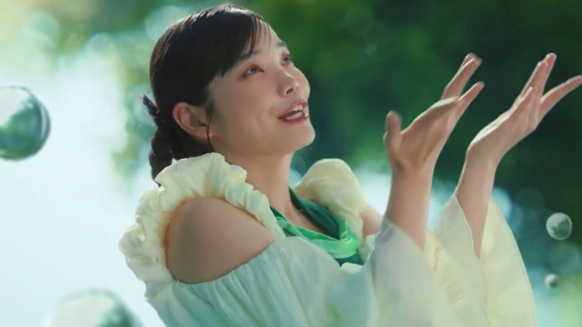 【い･ろ･は･す】 天然水 浜辺美波/セントチヒロ・チッチ TVCM「森と水とみんなの未来」篇 30秒 I Lohas TVCF
