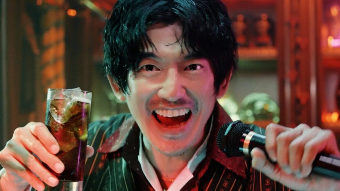 永山瑛太、ワイルドさ全開でハイテンションのマスターに！？「楽しもうぜ！」　ジャックダニエル＆コカ･コーラ ゼロシュガー新WEBCM『本能に乾杯』篇