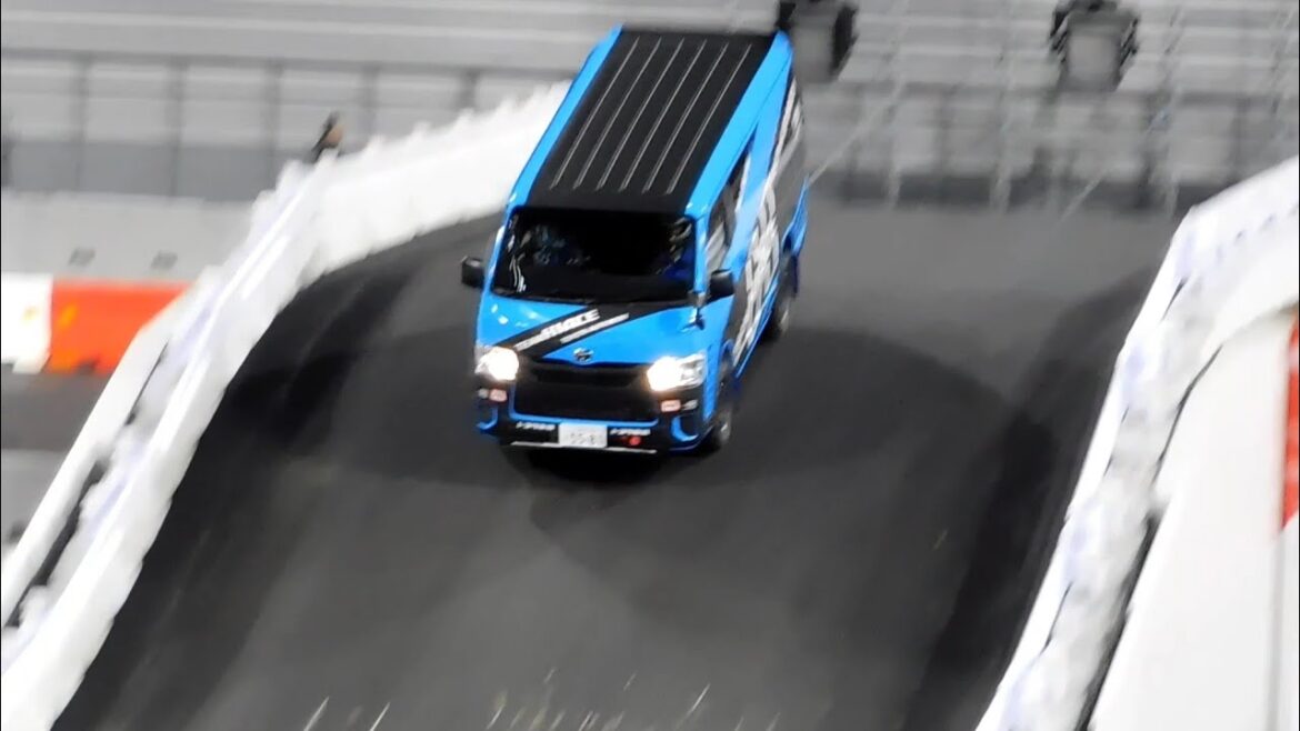 ハイエースが跳んだ。2023ラリージャパン豊田スタジアムデモランの全日本ラリー仕様ハイエース