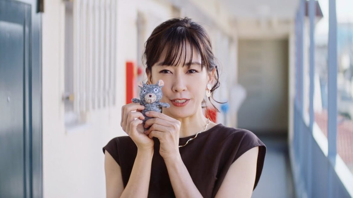 水川あさみ、“デート前”の中条あやみに可愛く腹話術!? 『白衣の戦士！』コンビの絶妙な掛け合い　『ジーユー』新CM「廊下」篇【無敵セットアップ】