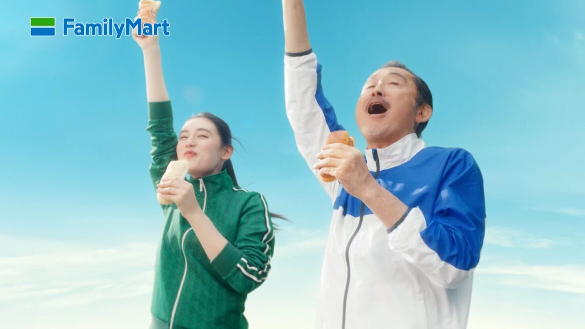 吉田鋼太郎＆八木莉可子、パンを空に掲げ宣言「誓いまふ！」　最近驚いたことも明かす「65歳という年齢もしっかり楽しまなきゃ」　ファミリーマート「生しっとりパン」新CM「生しっとりパン 宣誓」篇