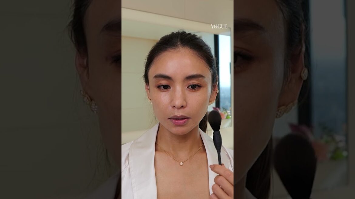 滝沢眞規子、洗練されたデイリーメイクを披露。| VOGUE JAPAN #shorts #beautysecrets #vogue