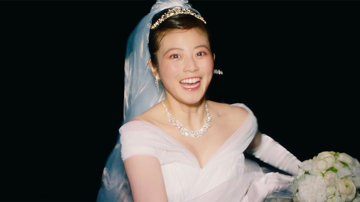 今田美桜、胸元大胆なウエディングドレス姿で「愛」叫びながら走る！　SCSK新CM「ウェディングドレス篇」