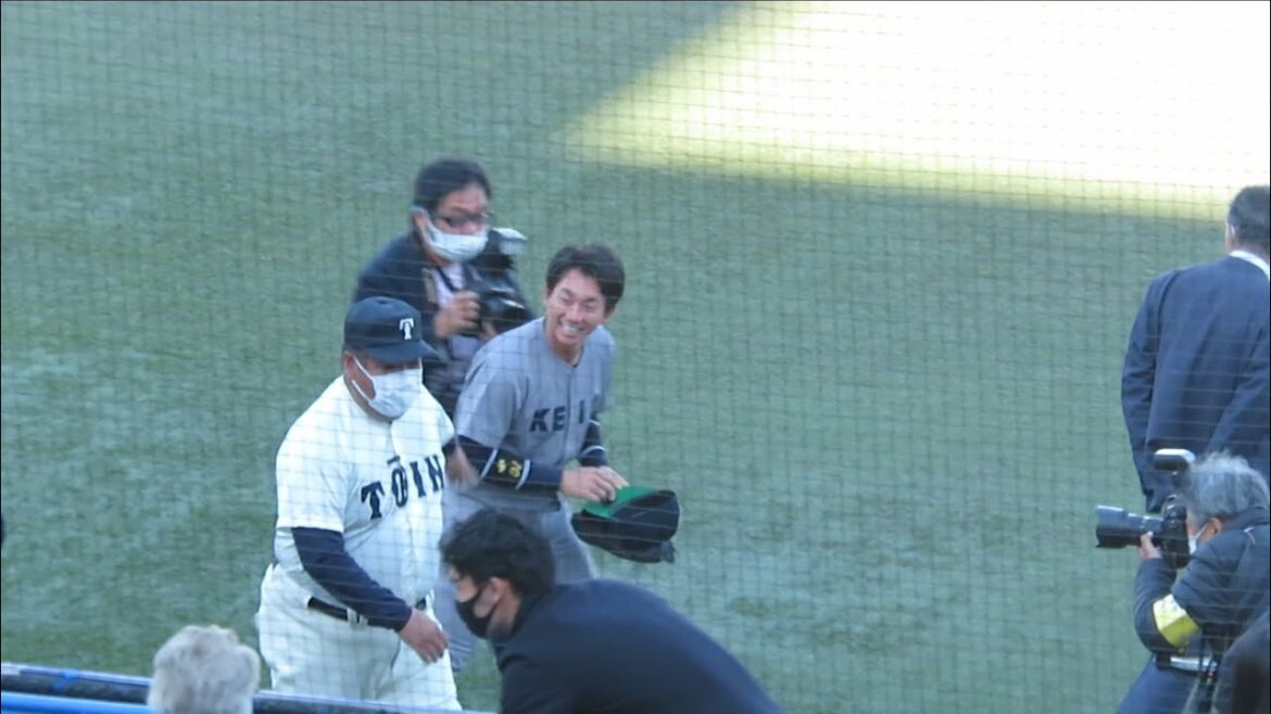 慶応大福井章吾、優勝した大阪桐蔭西谷監督を祝福する 神宮大会2021