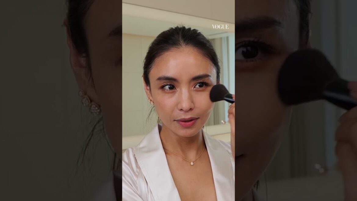 滝沢眞規子、ほんのりチークとハイライトで大人のメイクレシピを紹介。| VOGUE JAPAN #shorts #beautysecrets #vogue
