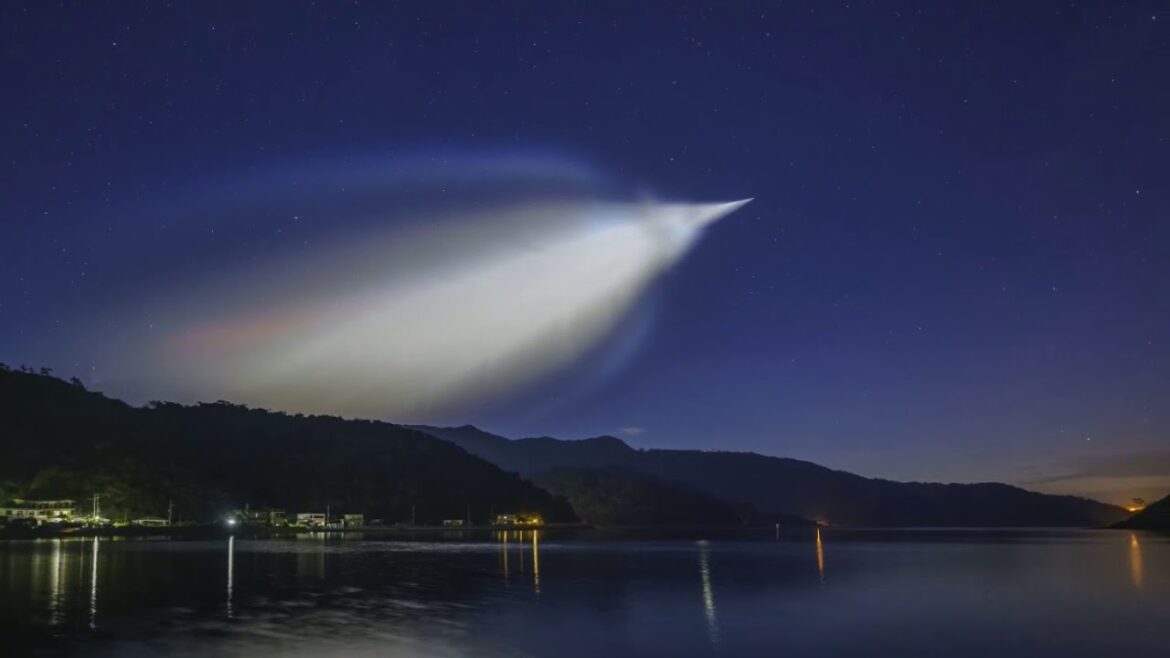 Launch of a Epsilon-3 rocket（イプシロンロケット3号機の打ち上げに伴う光る雲）