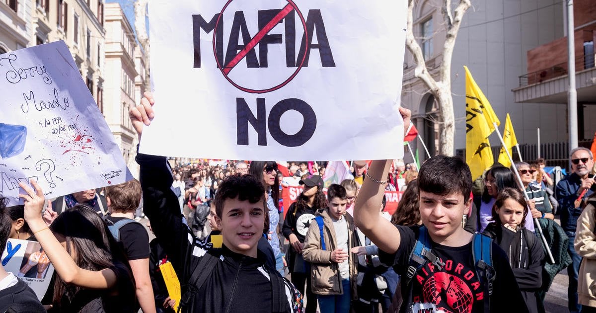 イタリア、マフィアの子供を犯罪者になる前に家族から引き離す計画を拡大、物議を醸す - WACOCA NEWS