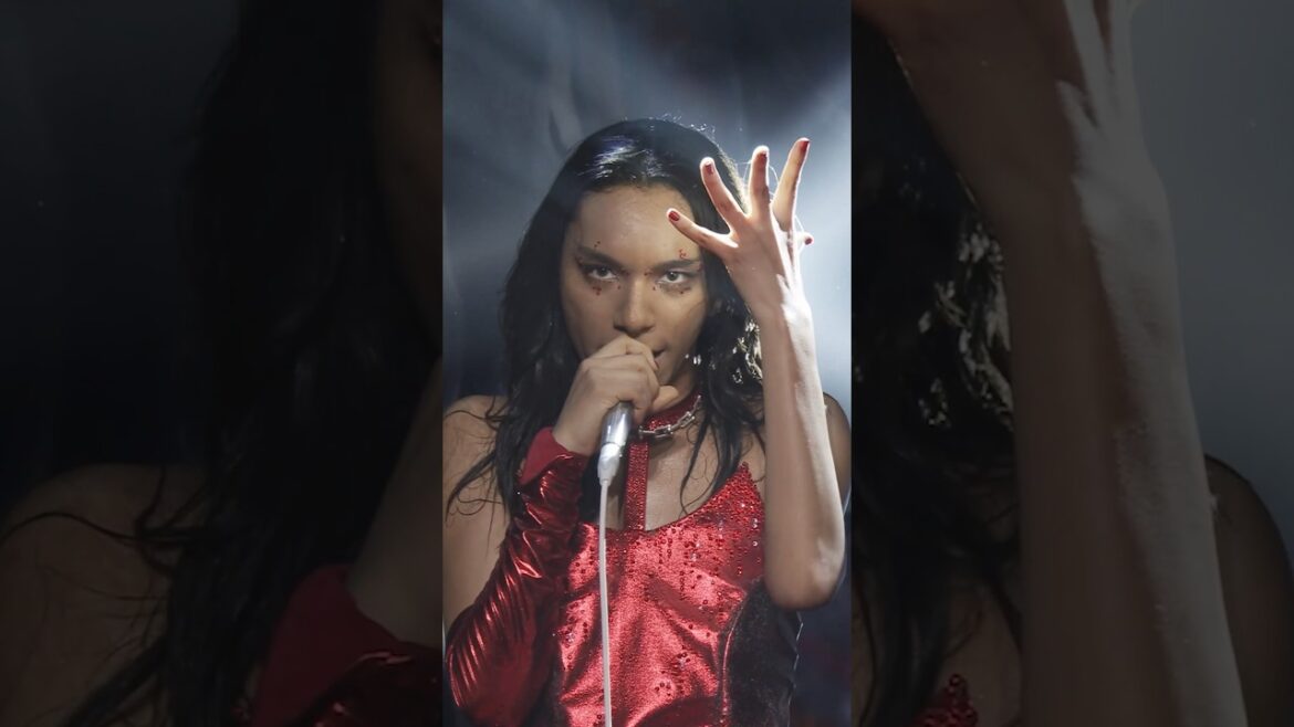 “単独公演「バイオレンス」”より『油』のLive映像(コールver.)を公開。#女王蜂 #QUEENBEE #油 #女王蜂15周年 #QUEENBEE_15TH