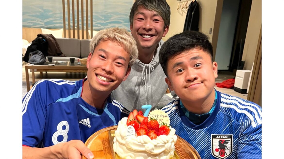 【サプライズ】久保建英が本田圭佑の誕生日お祝いしたらハプニング多発で爆笑www