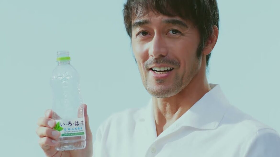 【日本コカ･コーラ】 サスティナビリティ 阿部寛・綾瀬はるか TVCM「ボトルtoボトル つなぐ阿部さん 2024春」篇 15秒 The Coca-Cola Japan Company TVCF