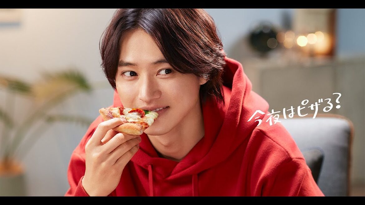 山﨑賢人、ピザを豪快に「わんぱく」食べ！　ピザハット新TVCM