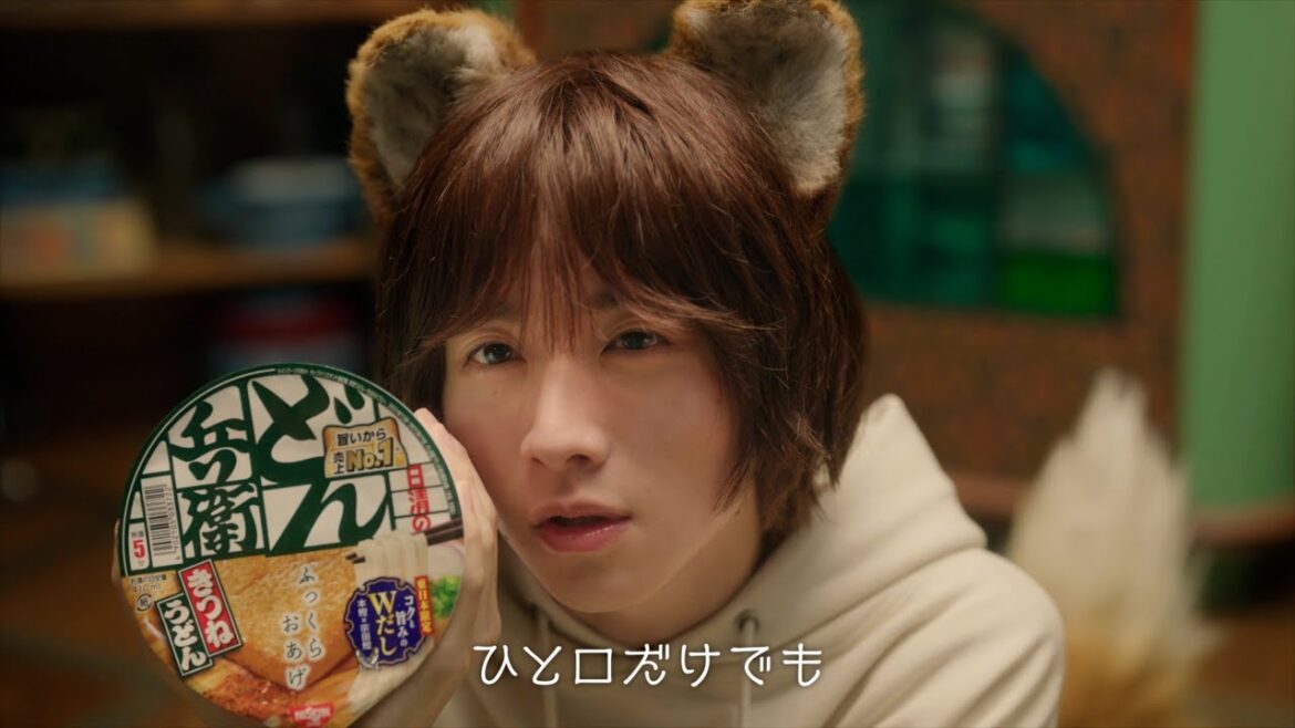 板垣李光人、あざとい年下「どんぎつね」に！吉高由里子演じる「お姉さん」に「どん兵衛」おすすめ　日清食品どん兵衛新CM 「どん兵衛食べてほしい篇」