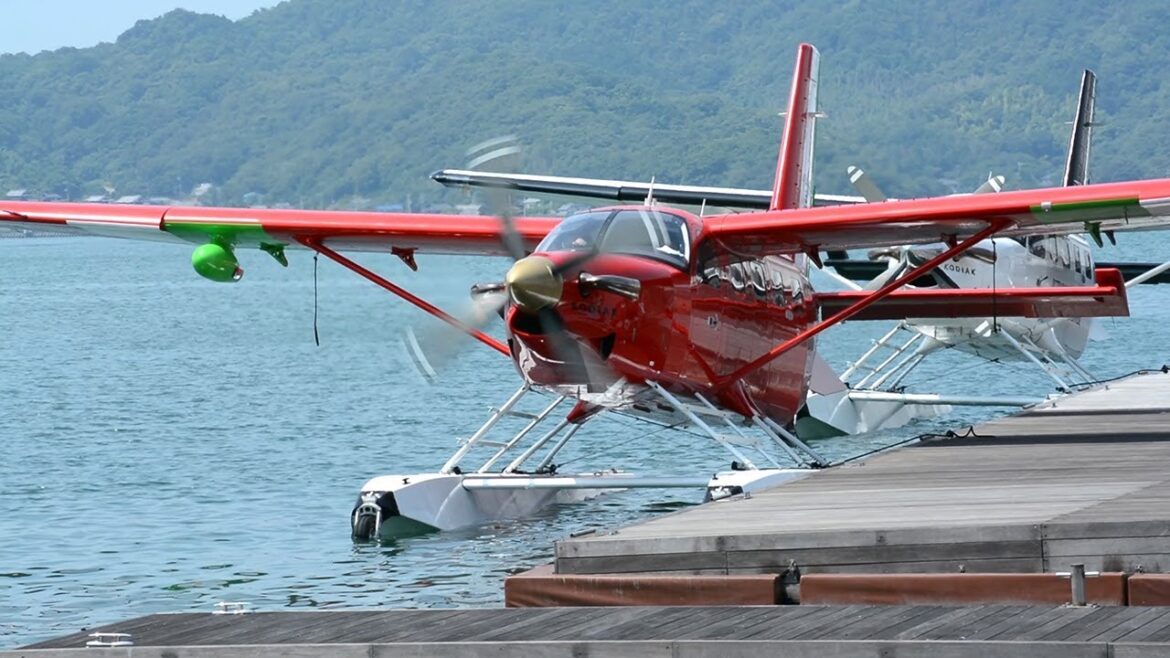 紅の特別塗装機「ラーラロッソ」　スタジオジブリの宮崎駿監督が塗装監修、鈴木敏夫ＰＤがロゴをデザインした水陸両用機　尾道