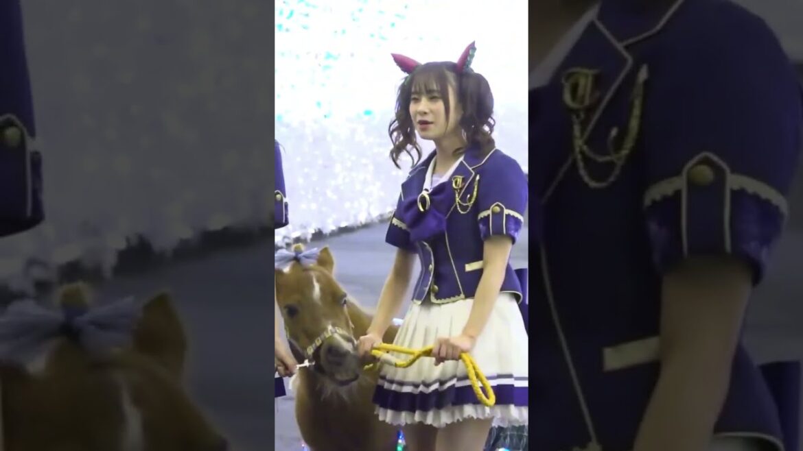 ナイスネイチャ役の声優の前田佳織里さん大井競馬場のイベントでポニーちゃんに甘噛みされちゃうわ、引っ張られるわ、蹴られちゃうわで振り回されて後半少しお疲れ気味な顔をする前田さん #shorts