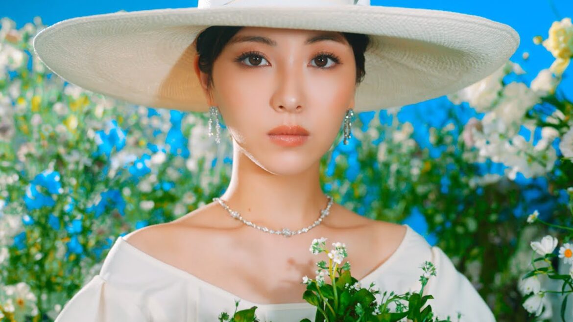 浜辺美波がときめく、輝きに満ちた“ハリー・ウィンストン ガーデン”｜25ans