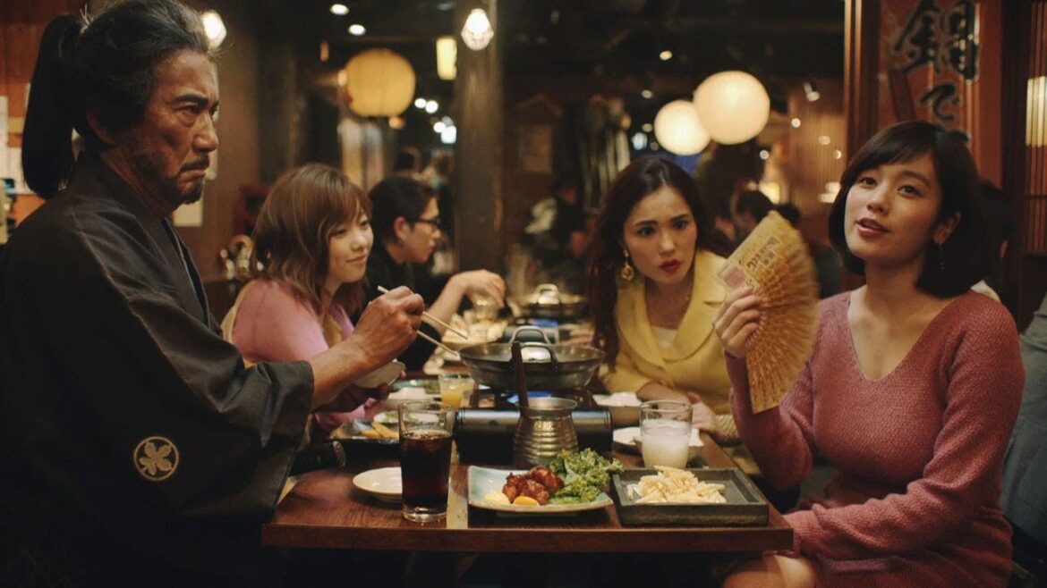 島崎遥香＆筧美和子＆平野ノラ、“侍”役所広司と忘年会　新TV-CM『年末ジャンボ宝くじ「侍・忘年会」篇