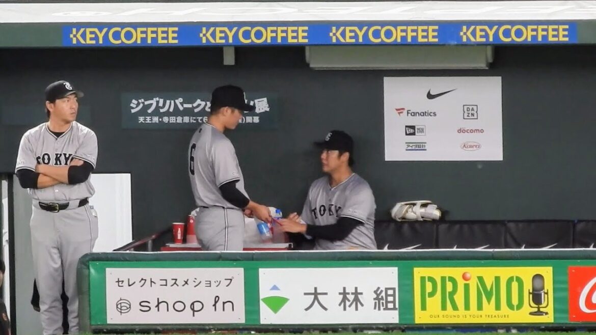 坂本勇人から水を渡され恐縮するルーキー又木鉄平　2024.6.23